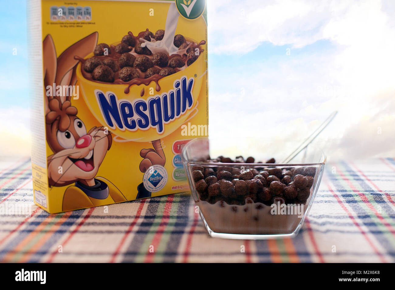 SOFIA, BULGARIA - maggio 14,2015: Nestlé cereali Nesquik il soft mattino cielo azzurro sfondo.Nestlé è una multinazionale svizzera cibo e bevanda compan Foto Stock
