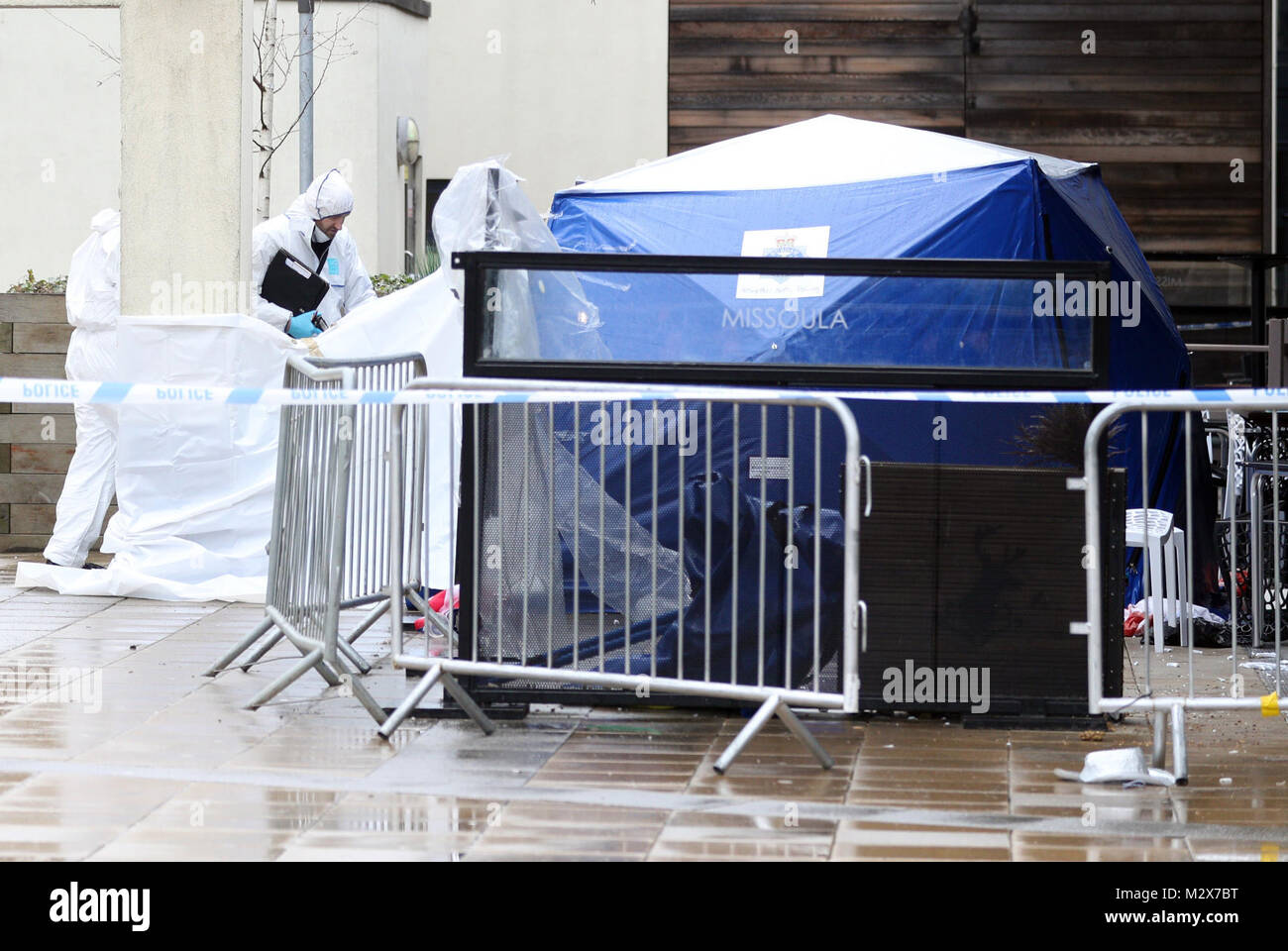 Investigatori della polizia presso la scena al di fuori del nightclub di Missoula in Durham dove un 20-anno-vecchio studente morto mercoledì notte. Foto Stock