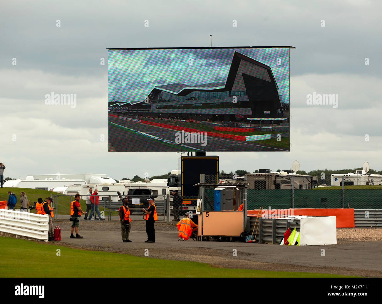 Vista di una stazione marescialli e un grande schermo video che mostra l' ala', durante una tregua in azione, al 2017 Silverstone Classic Foto Stock