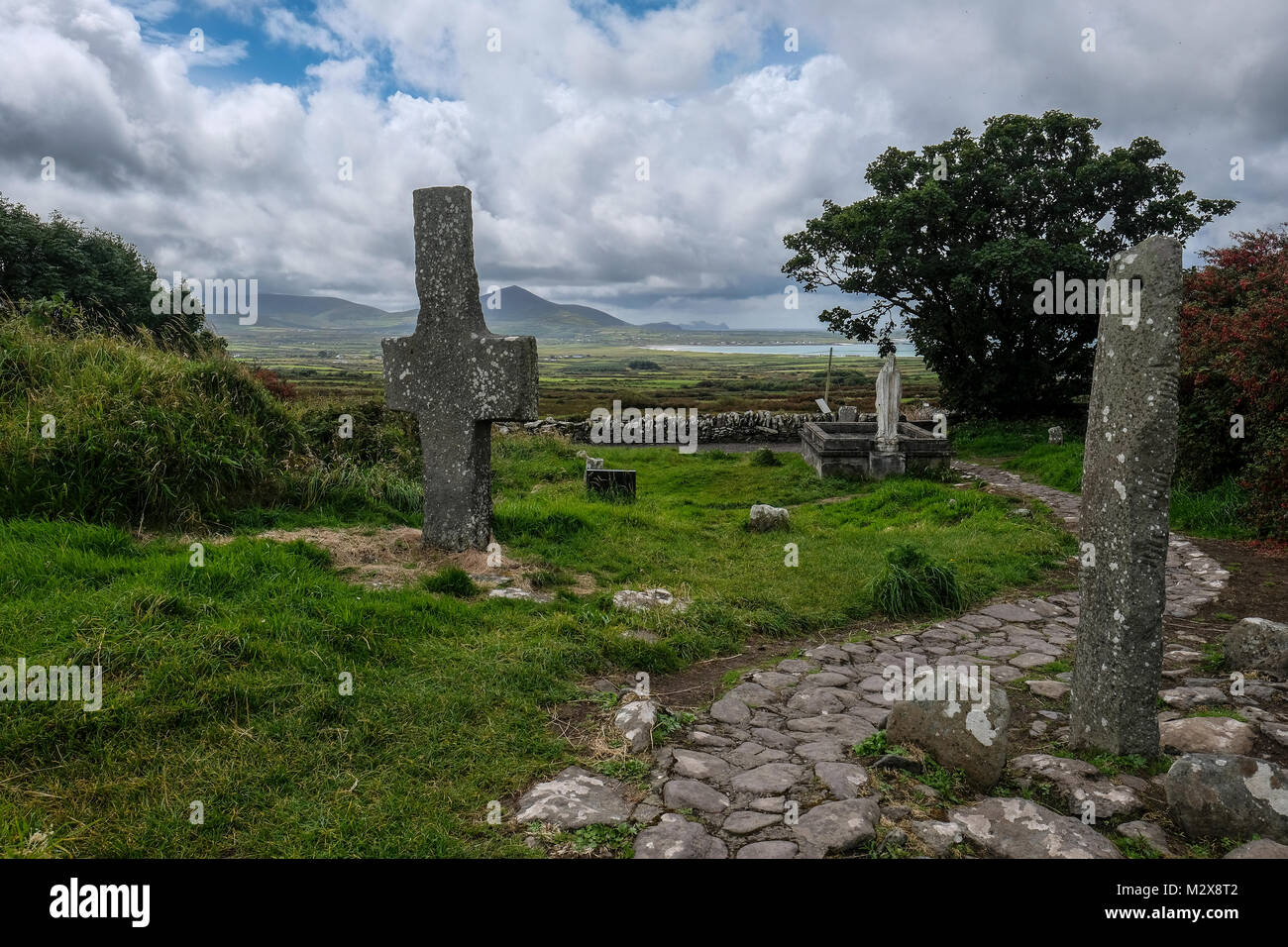 L'Irlanda. Dingle, Kilmalkedar chiesa. Dei primi cristiani e sito medievale. Sebbene la storia di questo sito è associato con San Brendan è pensato Foto Stock