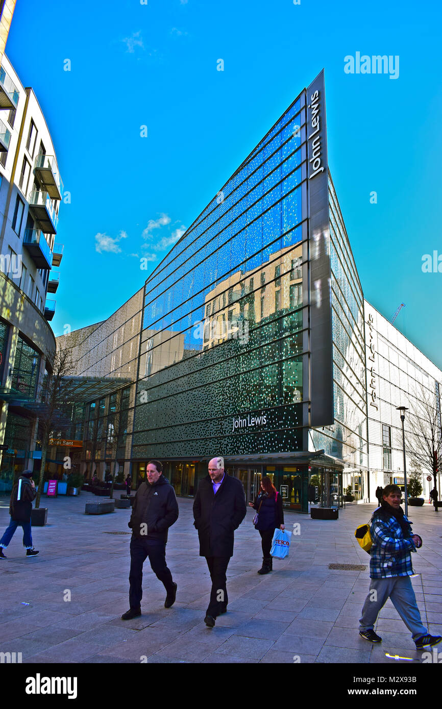 John Lewis flagship store di Cardiff nel centro della città è ad una estremità della St Davids Shopping Mall che è riflessa nella facciata di vetro edificio. Foto Stock