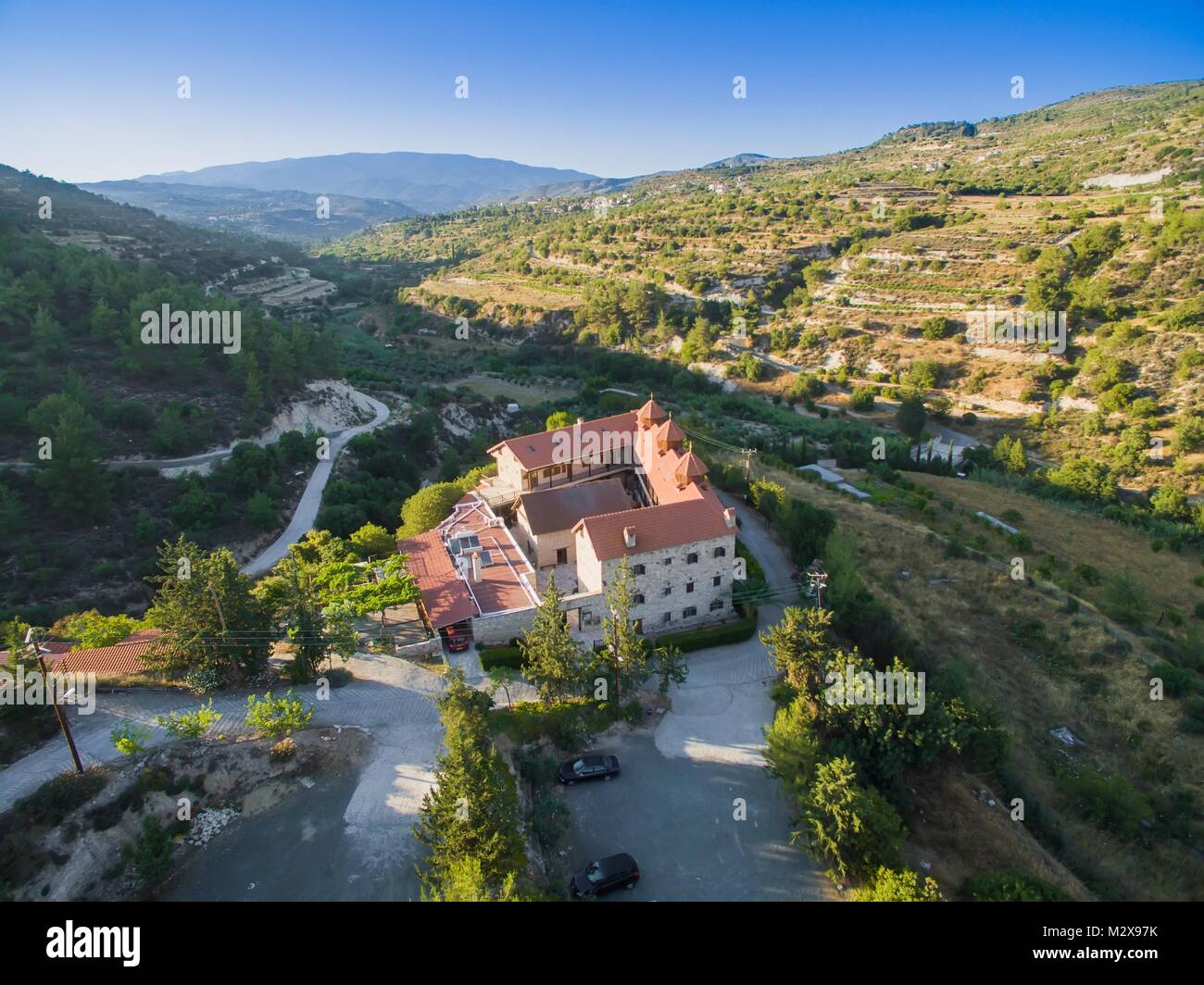 Antenna ad occhio d'uccello del cristiana ortodossa greca Santo Monastero di Panayia Amasgous nel villaggio Monagri, Limassol, Cipro. La pietra tradizionale cera Foto Stock