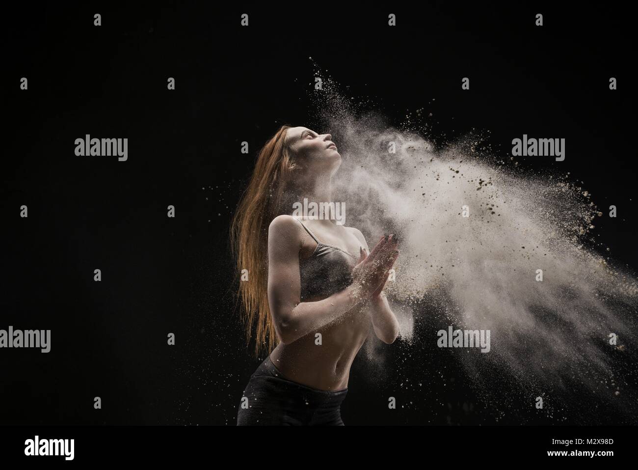 I Capelli rossi ragazza danzante in polvere bianca vista cloud Foto Stock