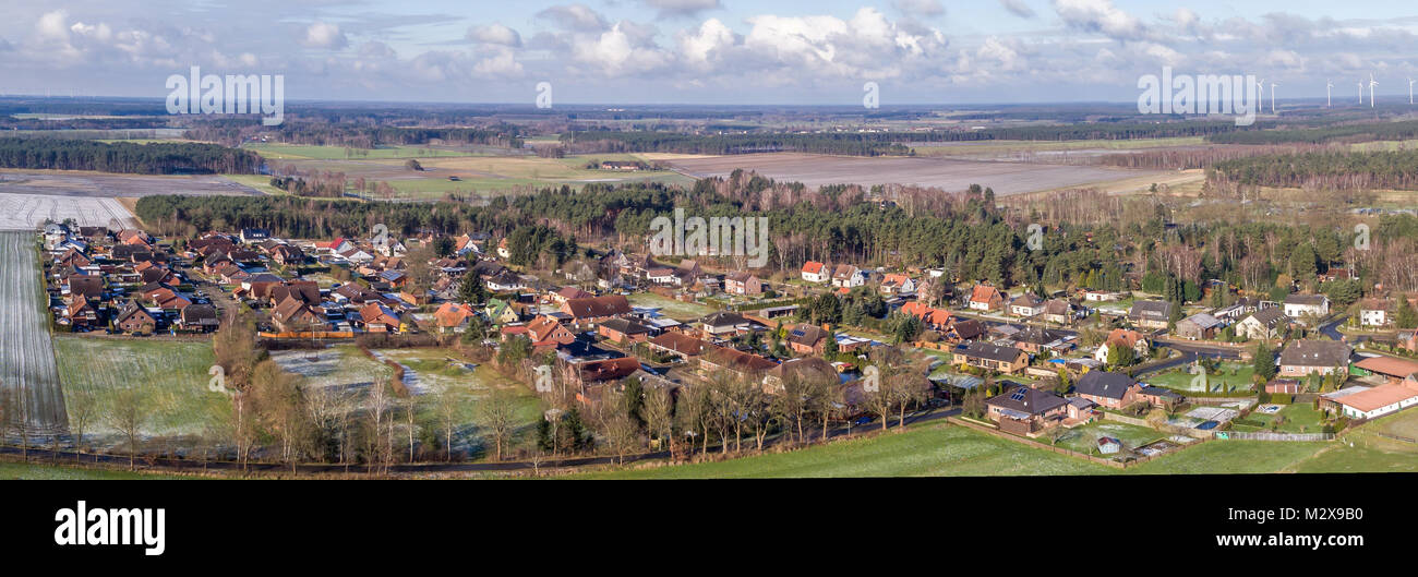 Antenna Foto Paesaggio, Vista panoramica di un piccolo borgo tra i campi e prati, come banner per un blog o un sito web, drone shot Foto Stock