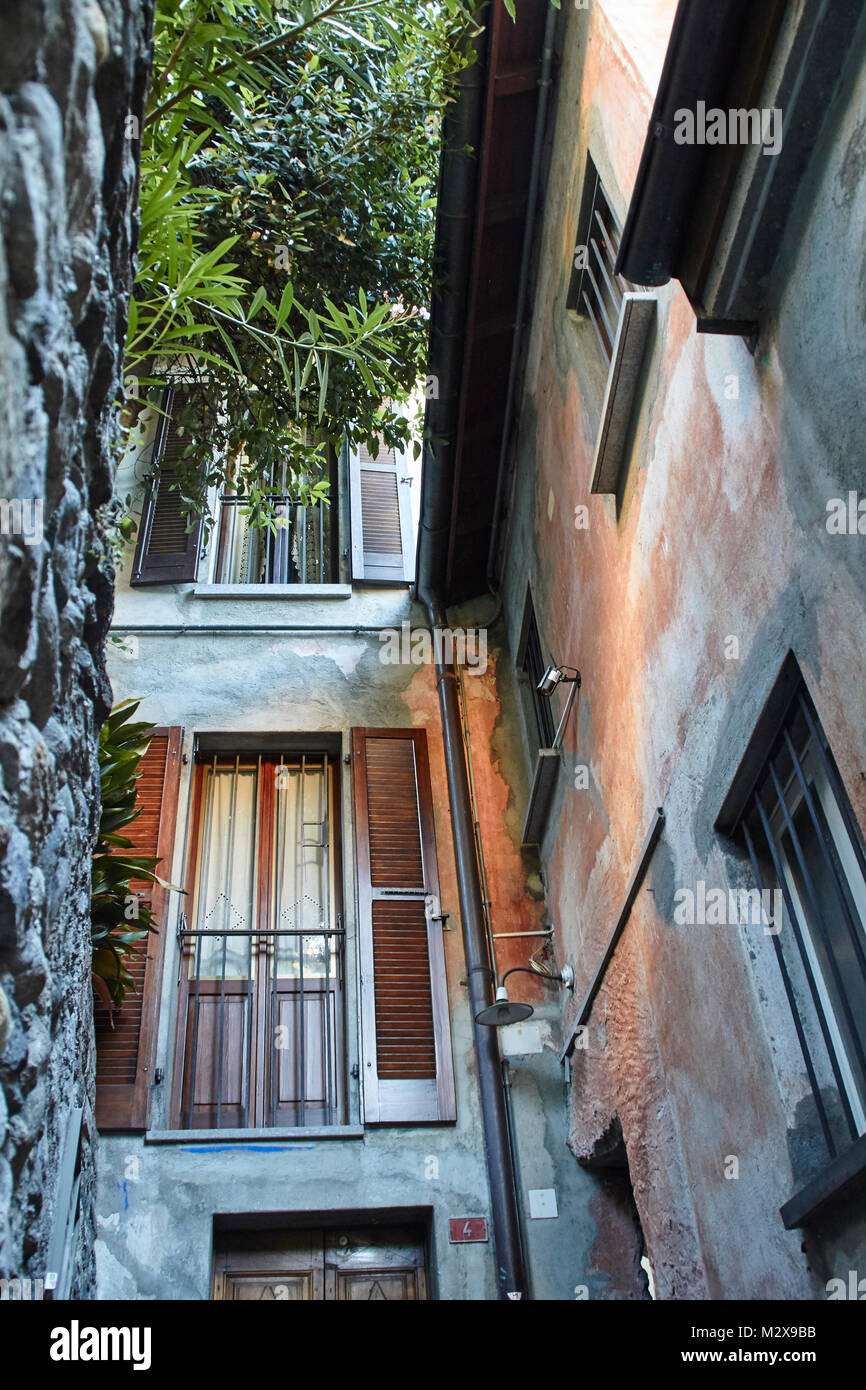 Edificio di appartamenti in uno stretto vicolo di Locarno, Svizzera, Lago Maggiore Foto Stock