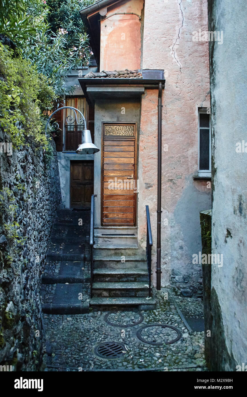 Edificio di appartamenti in uno stretto vicolo di Locarno, Svizzera, Lago Maggiore Foto Stock