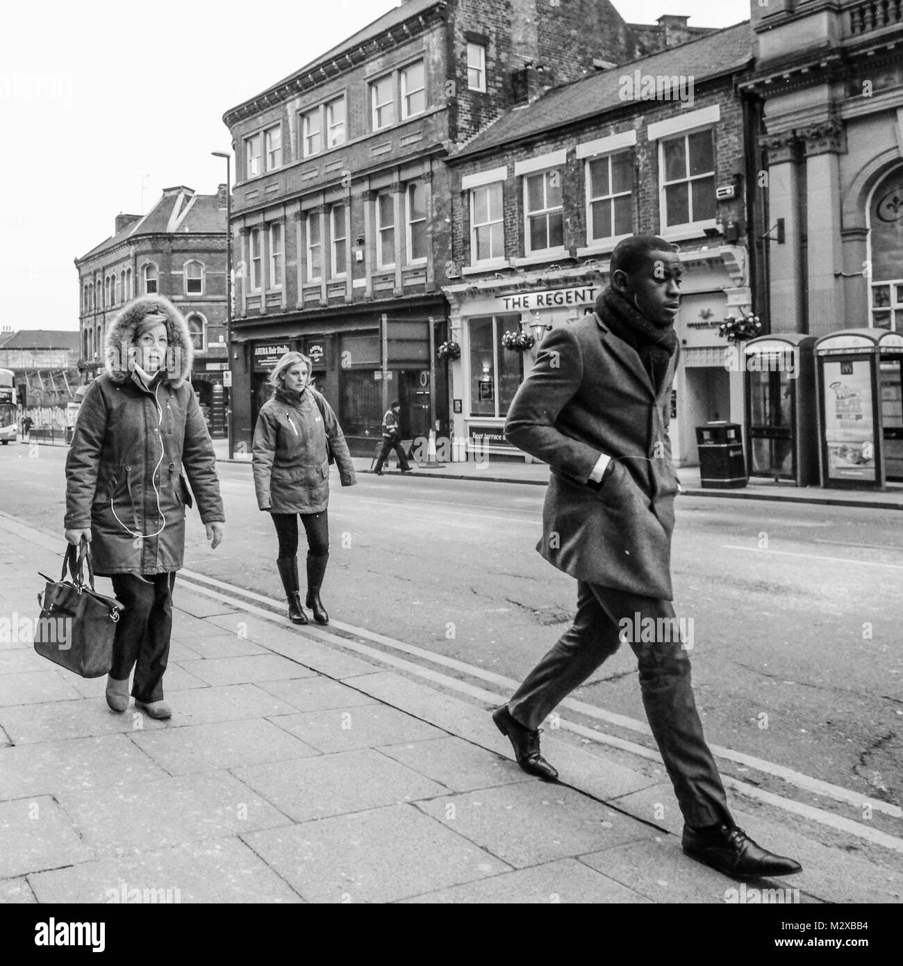 La gente attorno al centro cittadino di Leeds, West Yorkshire, Inghilterra, Regno Unito Foto Stock