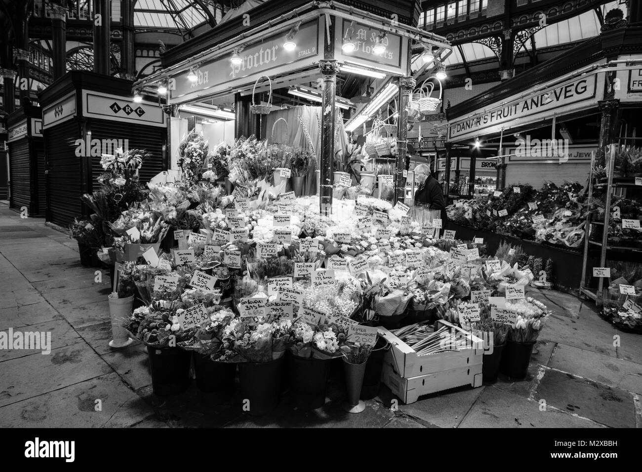 Pressione di stallo di fiori a Leeds Kirkgate market. Foto Stock
