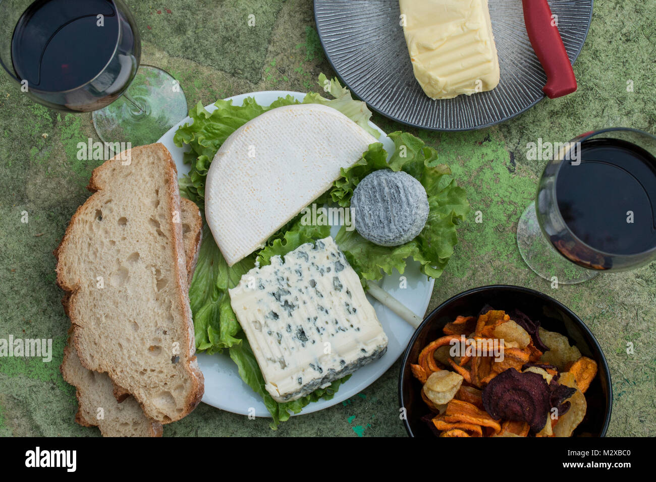 Tavolo con formaggio e vino rosso Foto Stock