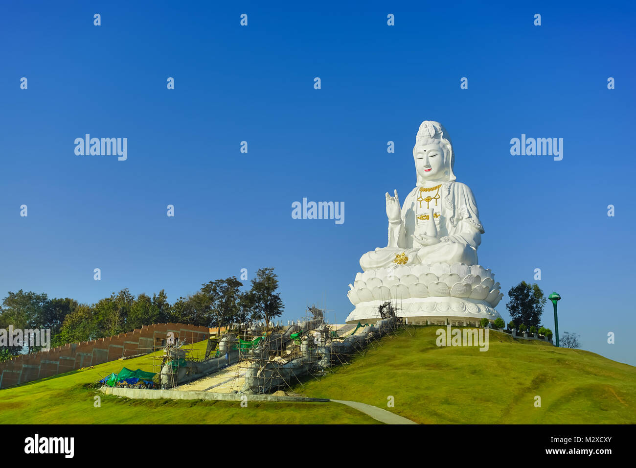 Bodhisattva Guan Yin statua in Wat Huay pla kang tempio nella provincia di Chiang Rai, Thailandia Foto Stock