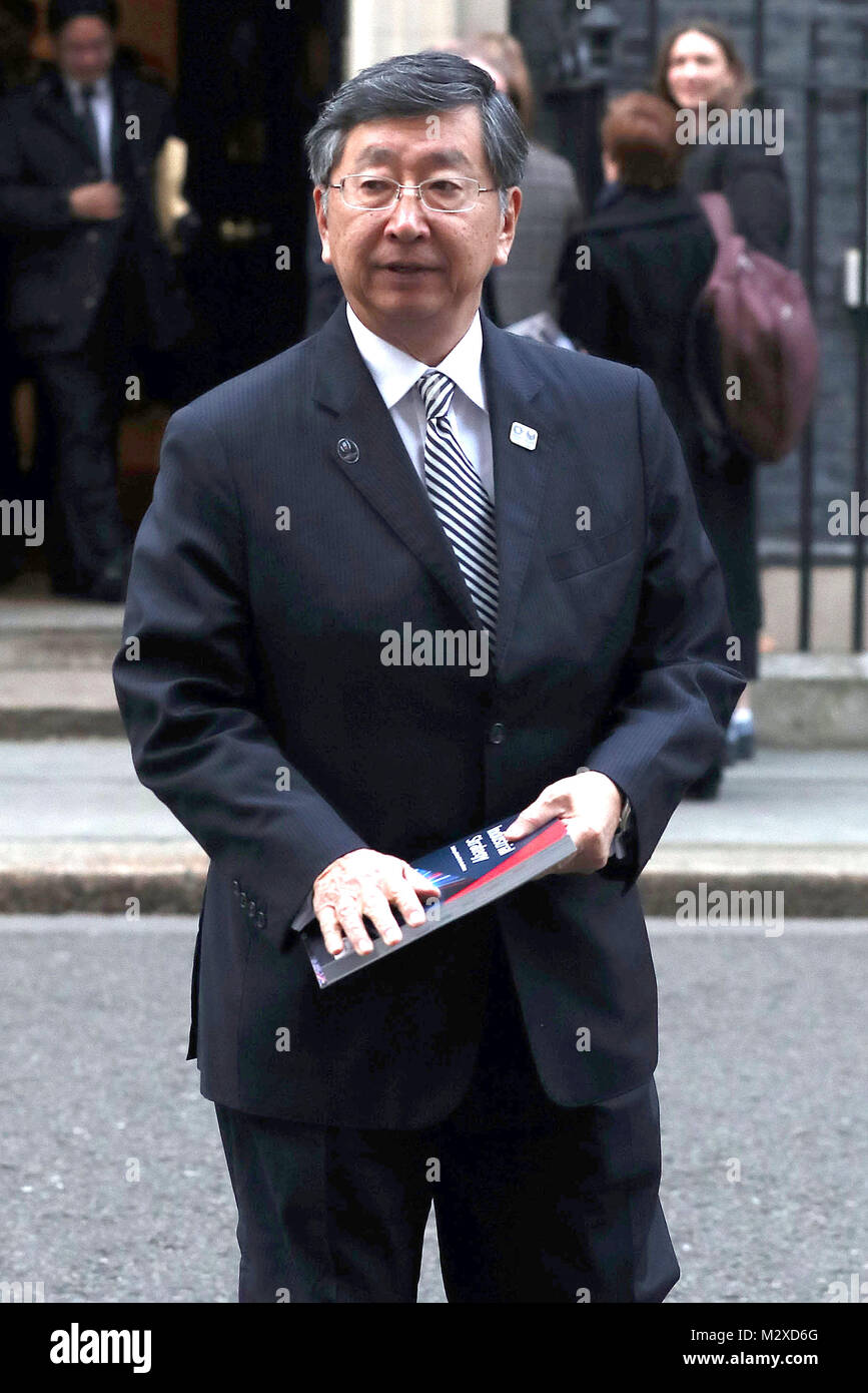 Koji Tsuruoka, ambasciatore giapponese per il Regno Unito, parla al di fuori 10 Downing Street, Londra, dopo i rappresentanti gli investitori giapponesi, compresi top borchie da oltre 20 le società giapponesi hanno avuto dei colloqui con il governo in mezzo alle preoccupazioni che miliardi di investimenti sono a rischio a causa di Brexit. Foto Stock