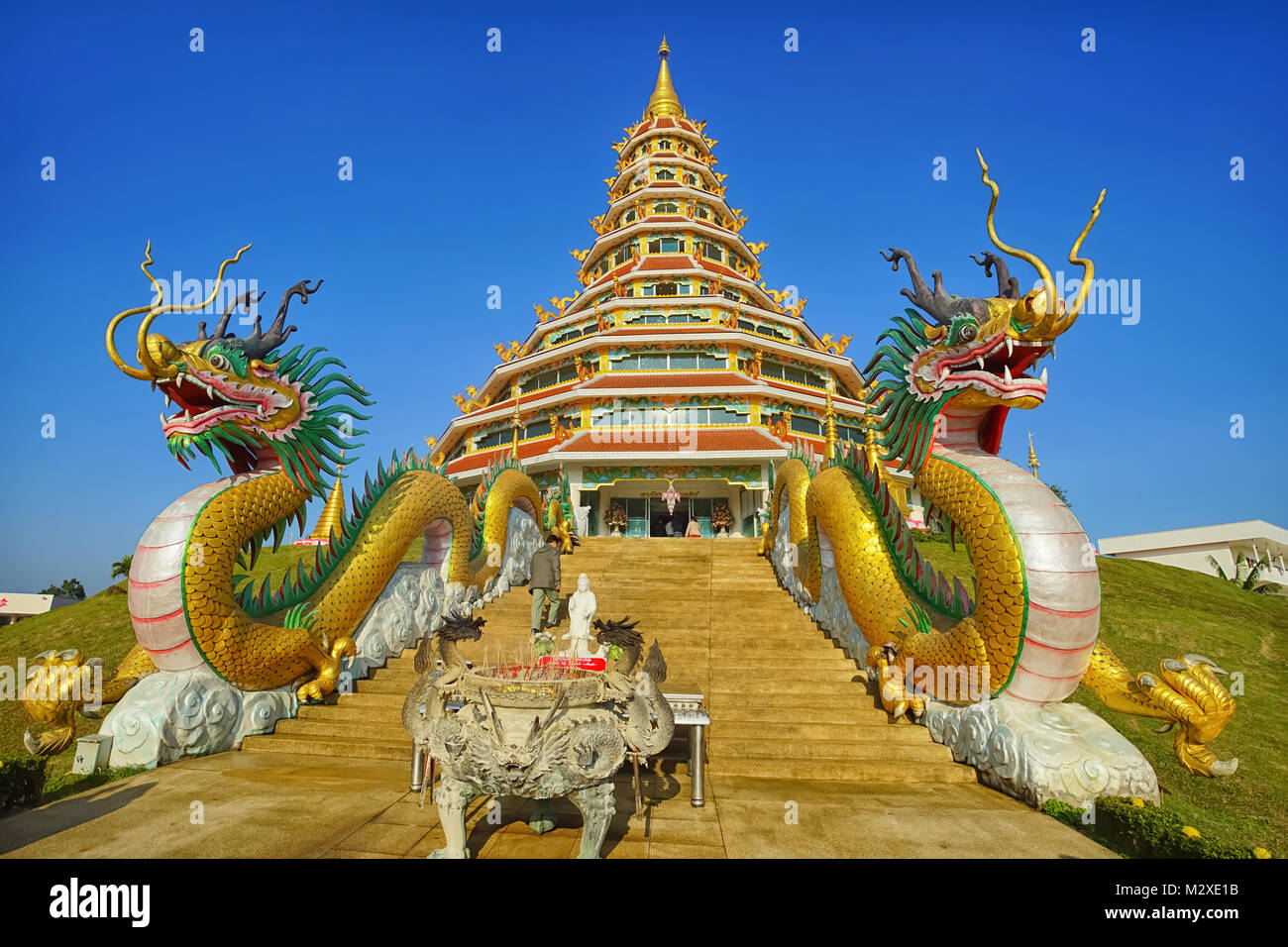 CHIANG RAI, Tailandia - 24 dicembre 2017 : stile cinese pagoda e draghi all'entrata in Wat Huay pla kang tempio nella provincia di Chiang Rai, Tailandia Foto Stock