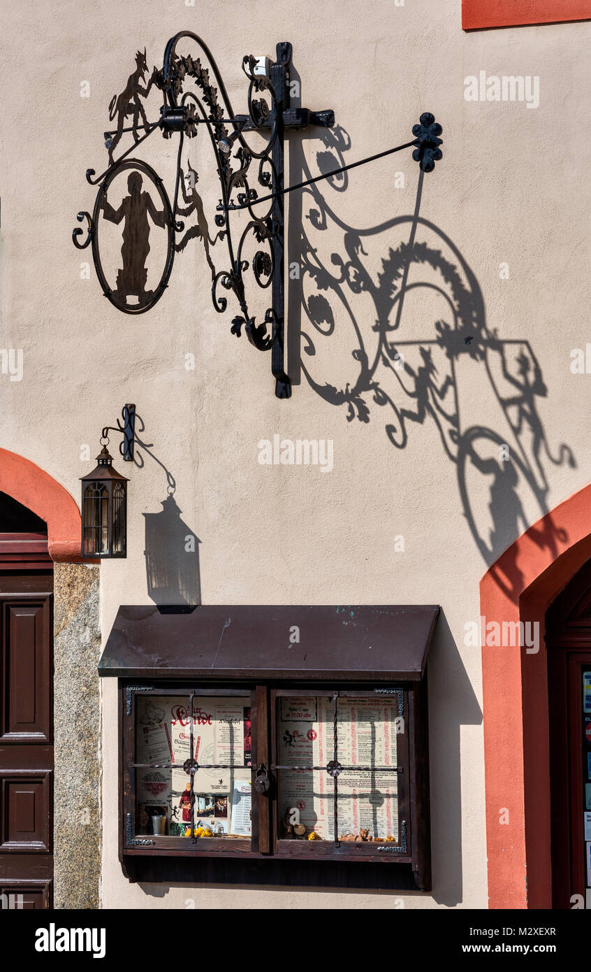 Ferro battuto firmare alla storica Monchshof Gasthaus, Inn at Burglehn 1 a Bautzen, Superiore Lusazia regione della Sassonia, Germania Foto Stock