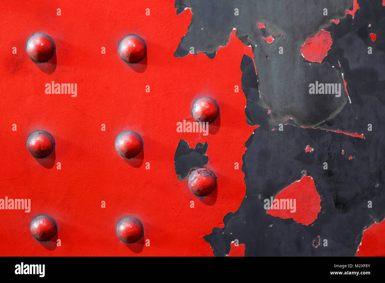 Rosso la piastra di metallo di sfondo - rivettati in acciaio industriale Foto Stock