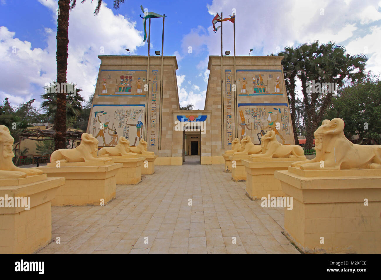 Lungo viale ingresso antico tempio Egizio con righe sphinx Foto Stock