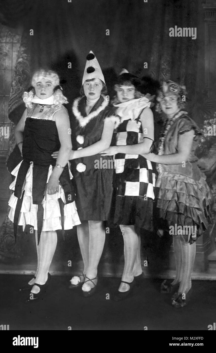 Ritratto di gruppo di costume frequentatori di partito in Germania, ca. 1935. Foto Stock