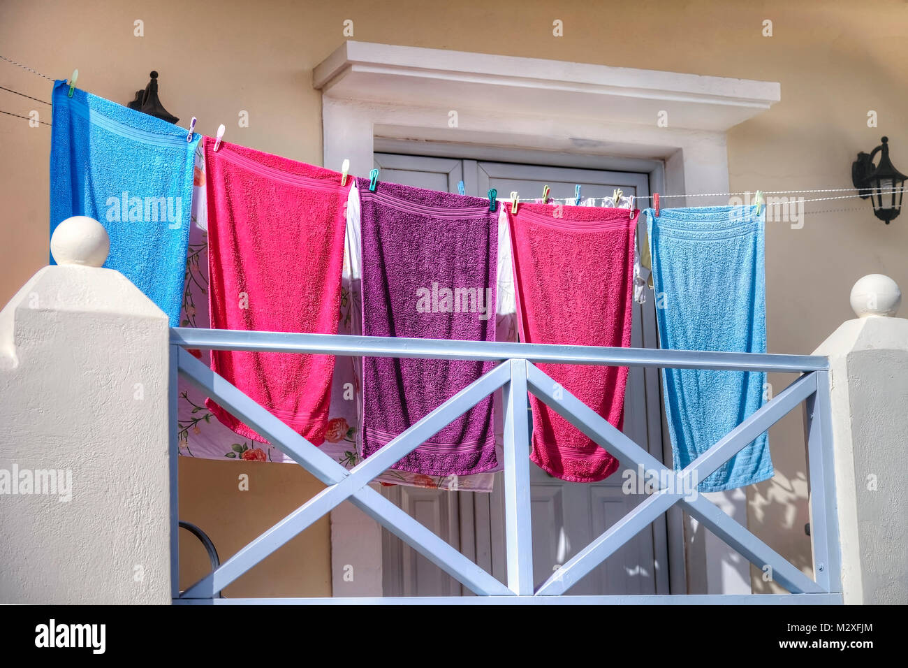 Hermoupolis: Febbraio 8 . Asciugamani asciugatura sul balcone al sole. Hermoupolis Febbraio 8 2018. Syros Grecia. Foto Stock