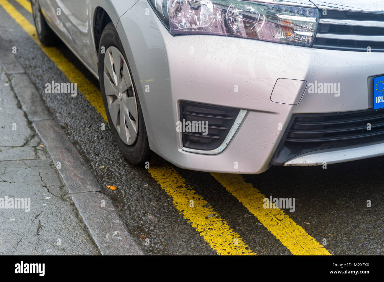 Macchina parcheggiata su doppio giallo linee/parcheggio violazione a Skibbereen, County Cork, Irlanda Foto Stock