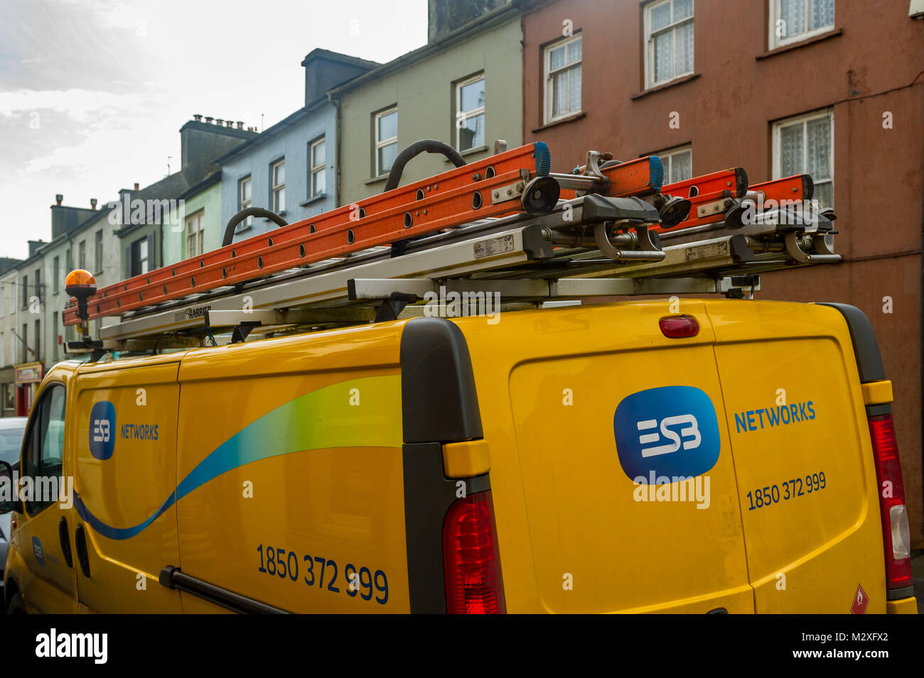 Reti di ESB (nazionale irlandese azienda elettrica) opere van con scale sul tetto parcheggiato a Skibbereen, County Cork, Irlanda. Foto Stock
