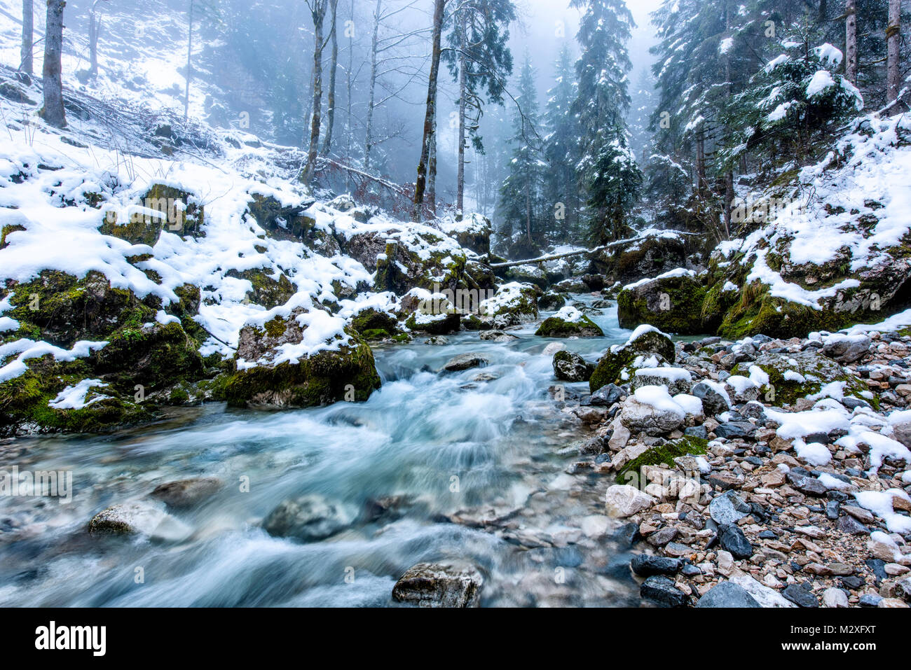 Incredibile vista invernale di una delle montagne coperte di neve flussi a Cirque de Saint-Meme, Francia Foto Stock