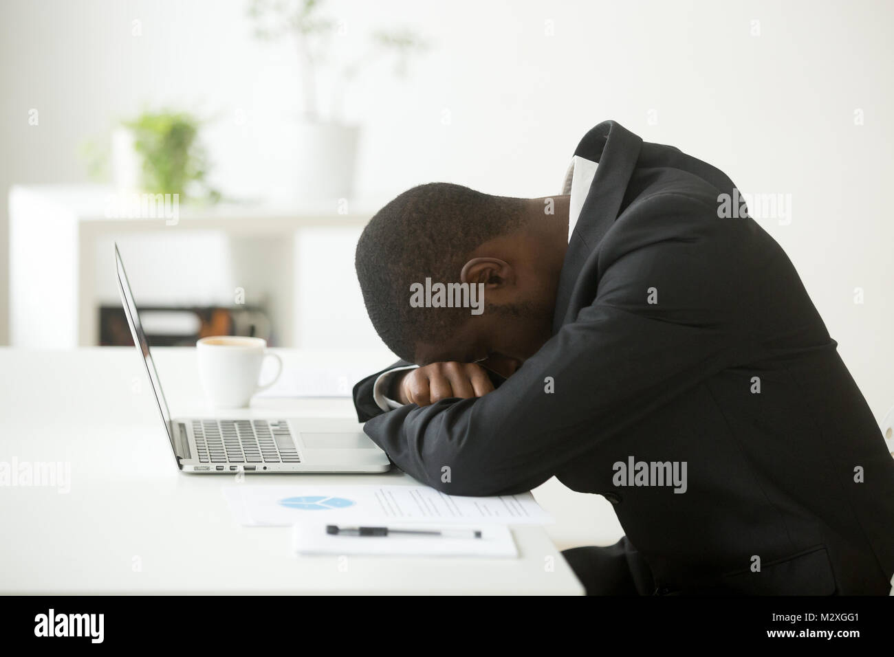 African-american stanco imprenditore privato sensazione mancanza di sonno avente pan a workplace, nero inquieto imprenditore disperato per fallimento o del debito, Foto Stock