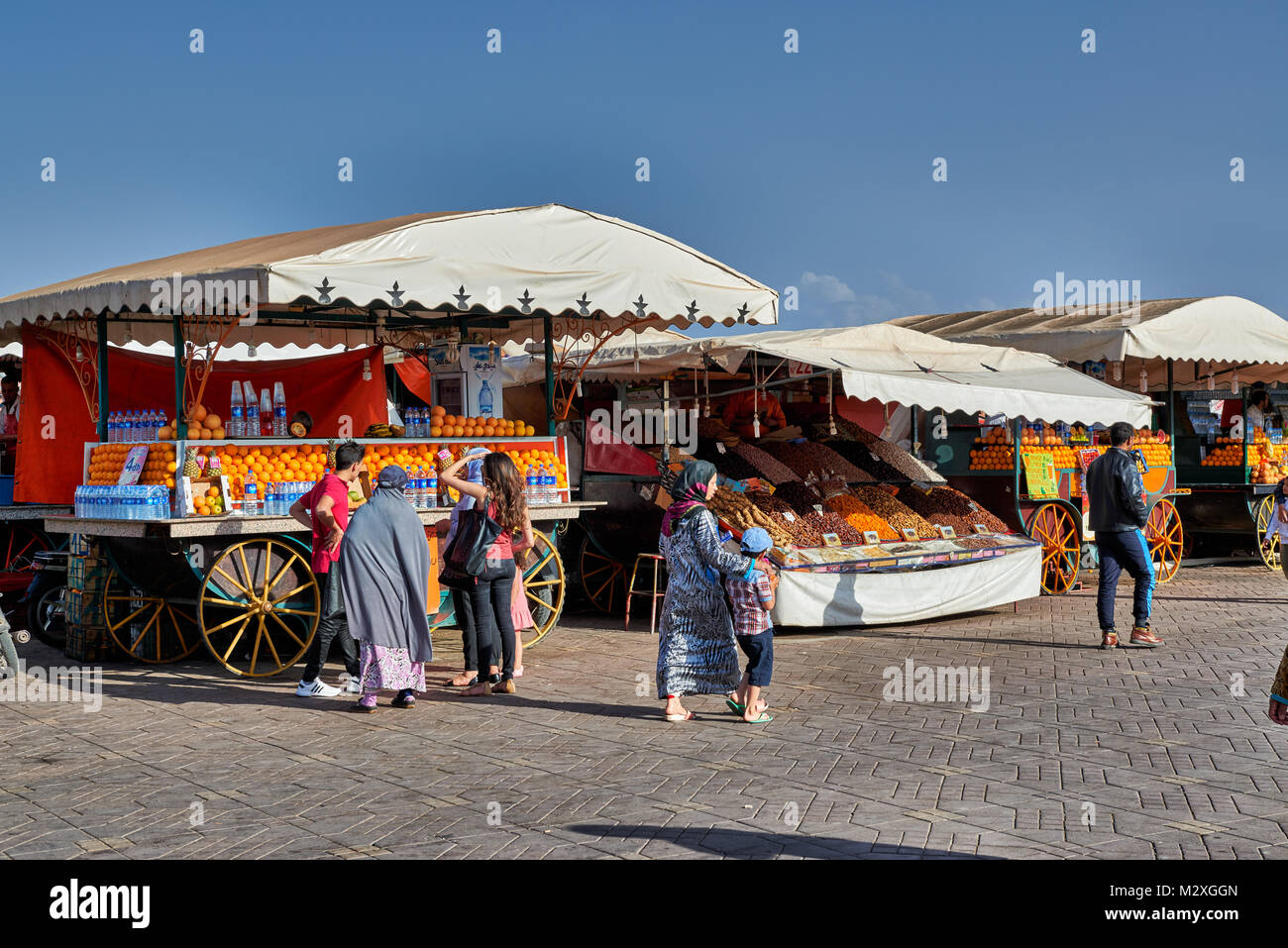 Il succo va in stallo sulla piazza Jemaa El Fnaa di Marrakech, Marocco, Africa Foto Stock