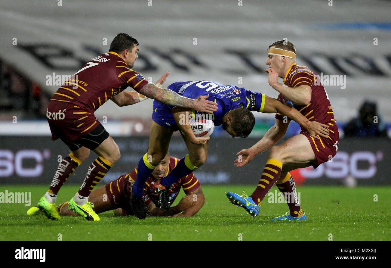 Warrington's Matty Russell è fermato da The Huddersfield Giants difesa durante la Betfred Super League a Kirklees Stadium, Huddersfield. Foto Stock