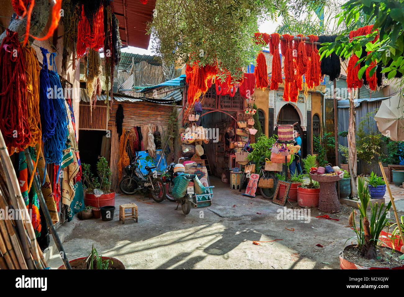 Luminosamente lana colorati appesi per asciugare in dyers Suk di tessili, souk di Marrakech, Marocco, Africa Foto Stock