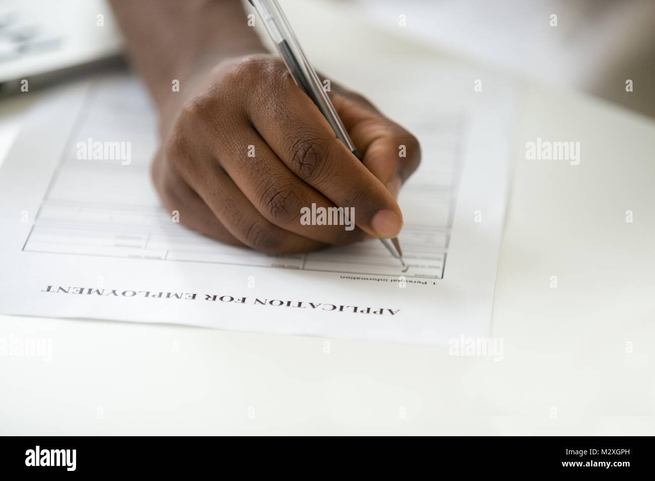 African American uomo riempimento applicazione dell'occupazione, nero disoccupati persona richiedente la scrittura di informazioni personali in forma applicare per il nuovo lavoro, unemployme Foto Stock