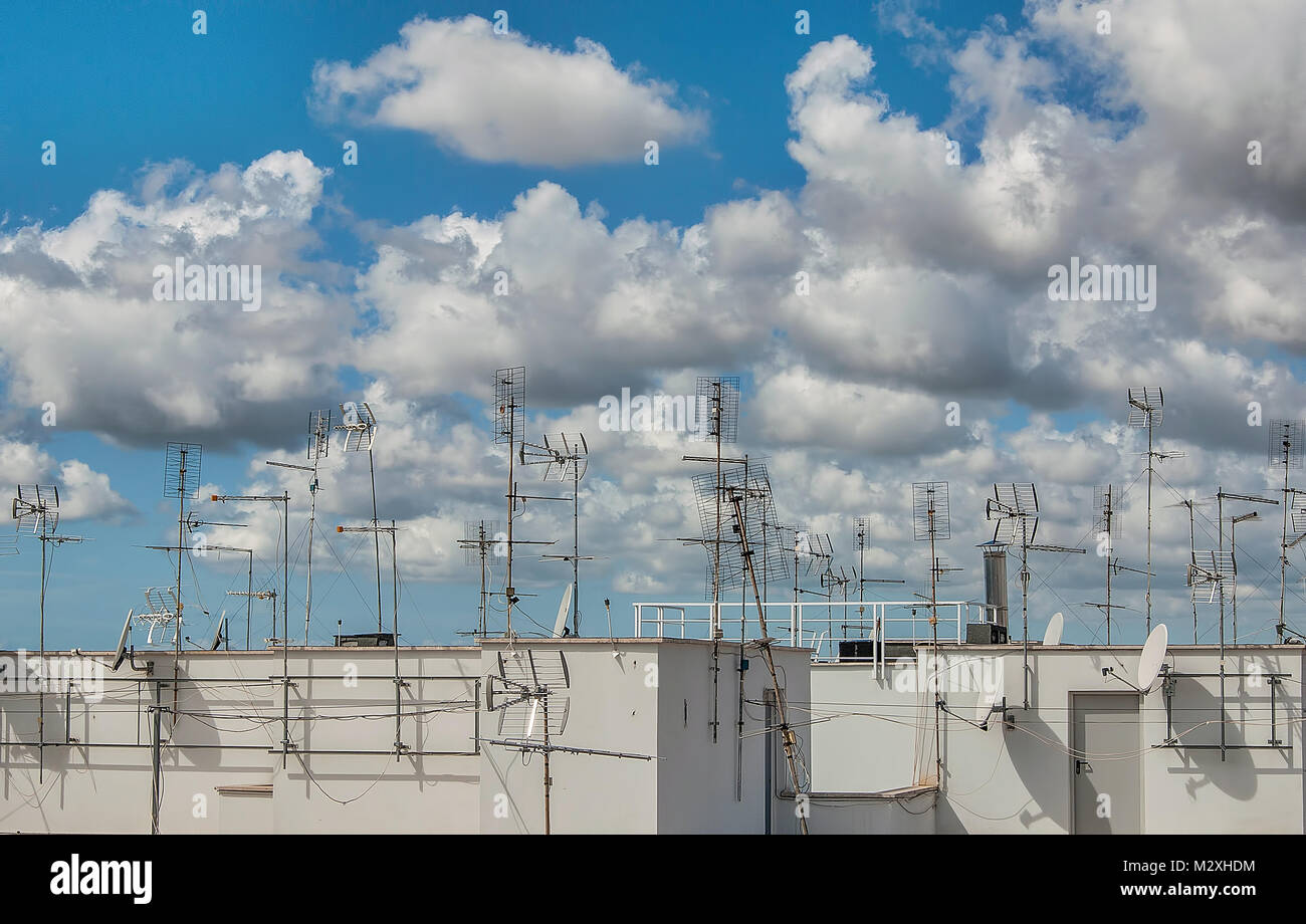 Panorama dalla terrazza di un edificio con antenne TV e nuvole bianche Foto Stock