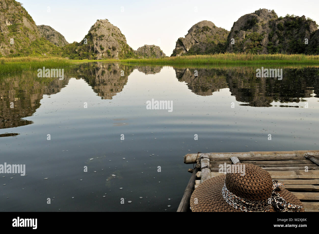 Hat su una barca in Van lungo la Riserva Naturale, Ninh Binh, Provincia del Vietnam del nord Foto Stock
