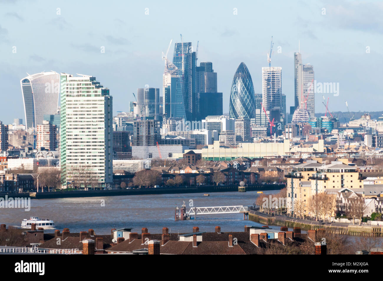 La città di Londra che si vede attraverso il Tamigi da Greenwich con l'edificio Walkie-Talkie e cetriolino, Foto Stock