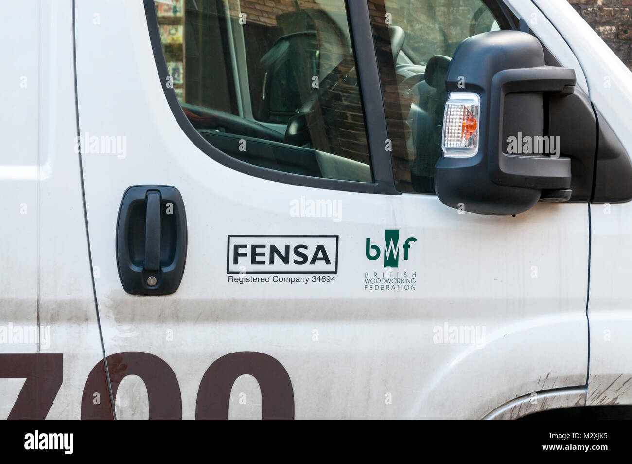 Segno sul lato del van mostra azienda è membro di FENSA una persona competente autorità che rilascia il certificato per la finestra di installazione. Foto Stock