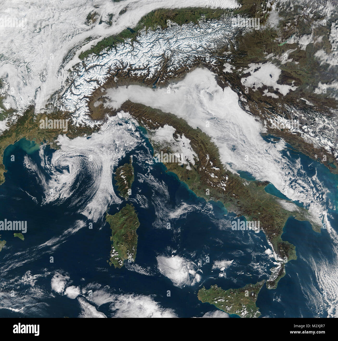 Foto aerea delle Alpi in inverno e in Italia con la neve. Foto Stock