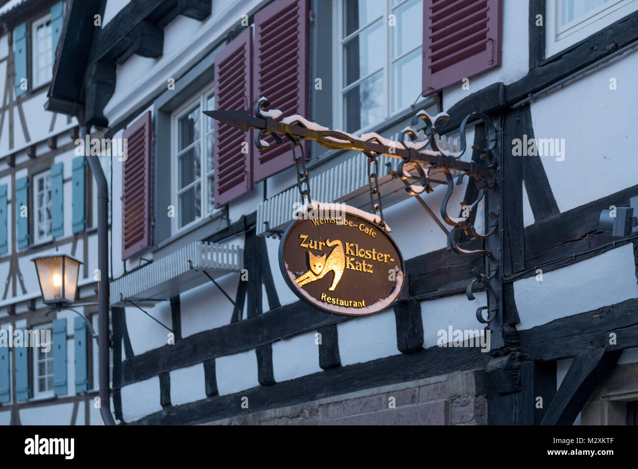 Germania, Baden-Württemberg, Maulbronn, edificio nel cortile abbazia, pub segno "Zur Klosterkatz' Foto Stock