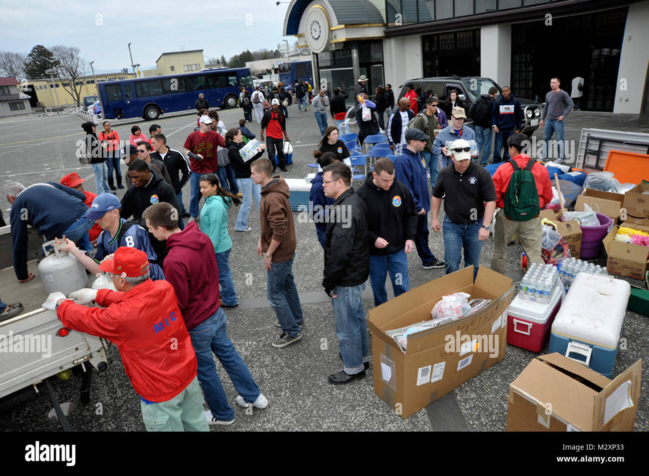 I membri dell'aria Misawa combatté di comunità di base e Misawa combatté Club internazionale istituito per un Mini-American evento della durata di un giorno a Hanamaki, Giappone, 14 aprile 2012. Più di cinquanta persone provenienti da Misawa combatté Air Base è venuto fuori a sostegno dell'evento. Il giorno Mini-American è stato messo su per le persone sfollate dalle loro case nella prefettura di Iwate, Giappone, dal terremoto e dal susseguente maremoto del Marzo 11, 2011. (U.S. Air Force photo by Staff Sgt. Nathan Lipscomb/RILASCIATO) Misawa combatté Air Base europea e Misawa combatté Club internazionale istituito per un Mini-American evento della durata di un giorno da #PACOM Foto Stock