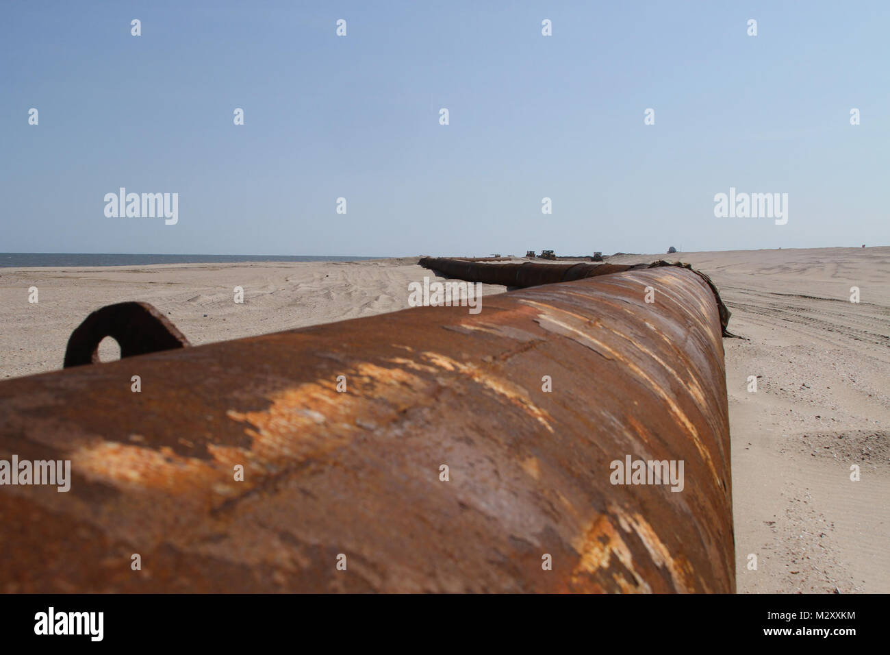 WALLOPS ISLAND, Va. - Tubi disseminate lungo il recentemente costruito in spiaggia a NASA Wallops Island Impianto di volo qui portare sabbia pompato da draghe offshore. La nuova spiaggia aiuterà a proteggere più di 1 miliardo di dollari di governo federale e il Commonwealth of Virginia beni si trova qui. Il Wallops Island facility è casa, non solo la NASA, ma anche la US Navy superficie di sistemi di combattimento Center e il Mid-Atlantic Spaceport regionali che rendono questa una crescita economica di un generatore per il commonwealth della Virginia e la regione. (U.S. Foto esercito/Patrick Bloodgood) 120507-A-OI229-040 da norfolkdistrict Foto Stock