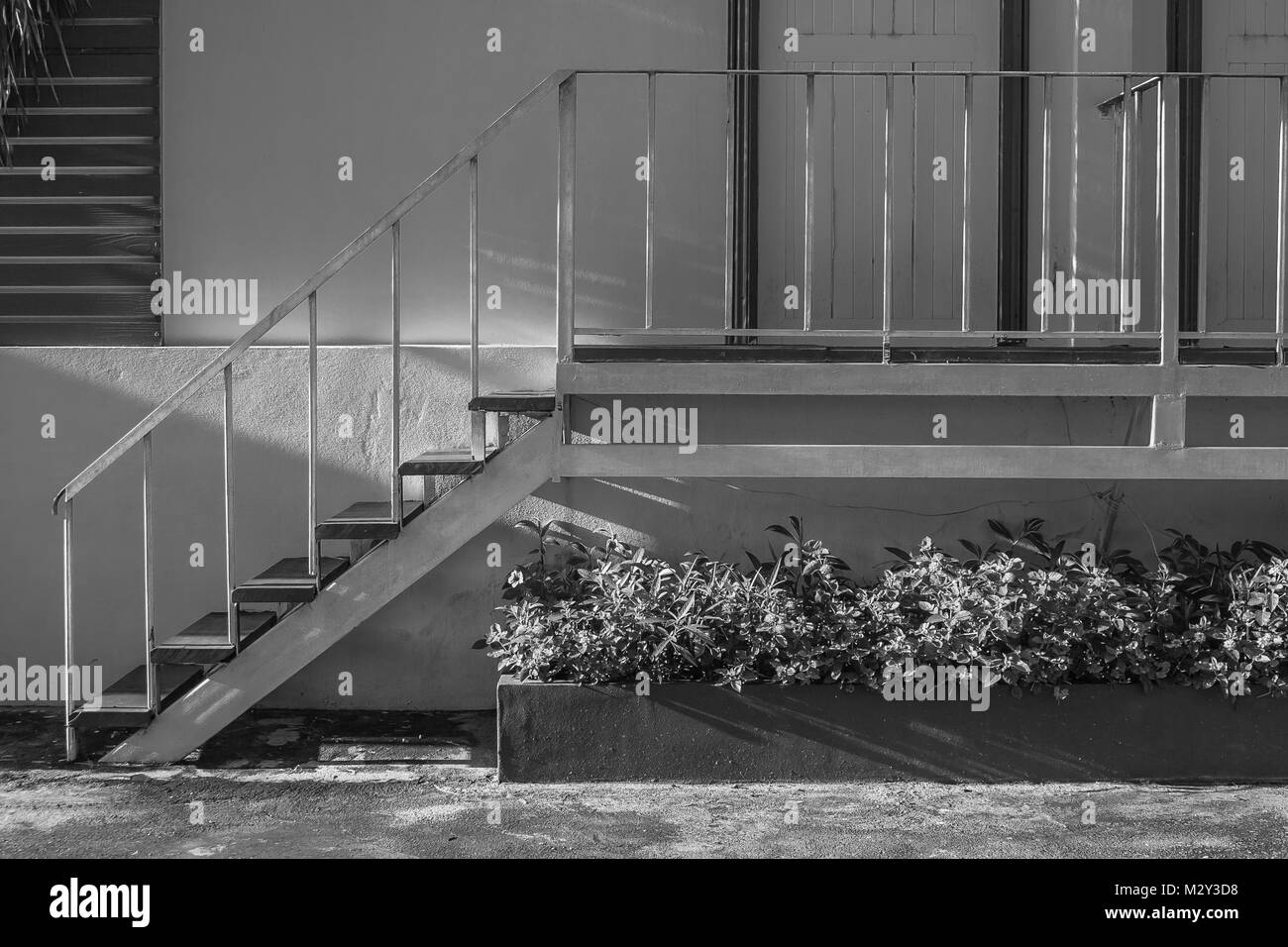 Abstract immagine in bianco e nero vista laterale white scaletta andando fino alla porta. Foto Stock