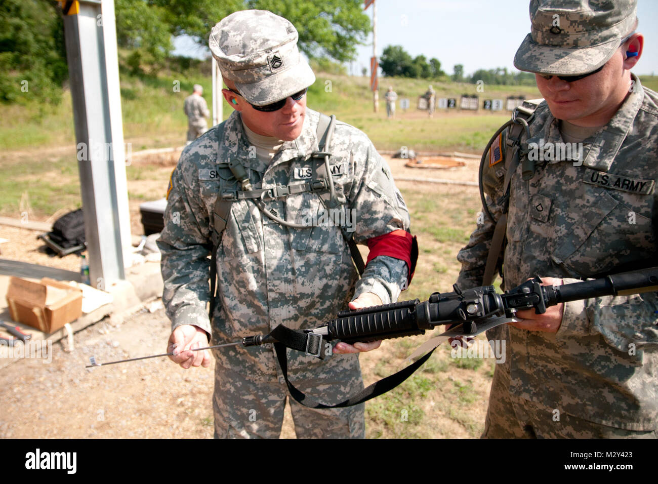 Il personale Sgt. Jake Sharp, un operatore di apparecchiature con 3120th ingegneri, centoventesimo Engineer battaglione, Oklahoma esercito Guardia Nazionale e nativo di Quapaw, Okla., cancella un soldato rife armi durante gli intervalli di qualificazione a Camp Gruber, Okla., 9 giugno. Rifle Qualificazione è una parte importante di un soldato di formazione individuale, accertandosi che siano efficienti e preparati per la distribuzione in un teatro di combattimento quando viene chiamato. Per beneficiare con le loro armi i soldati devono segnare con un colpo su 23 dei 40 obiettivi da tre differenti posizioni di cottura: incline sostenuta con un contrappeso, incline non supportata e inginocchiarsi. Il centoventesimo è u Foto Stock