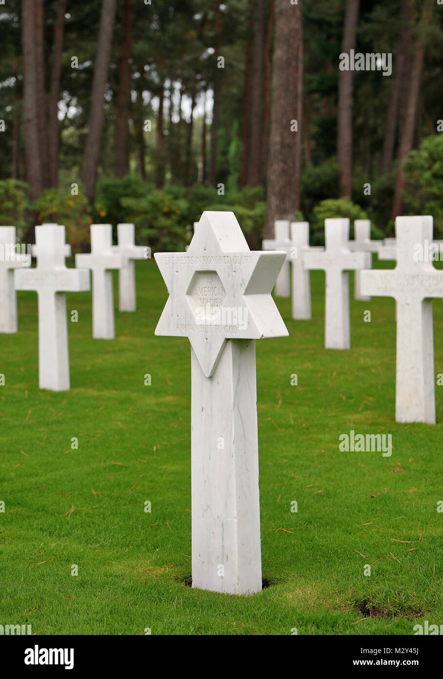 I militari americani croce di un ignoto soldato ebrei uccisi nella Seconda  Guerra Mondiale Foto stock - Alamy