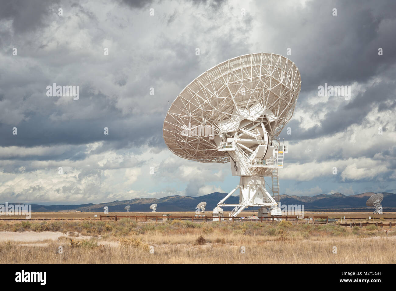 Molto grande schiera (VLA) radio telescopi situato presso il National Radio Astronomy Observatory Sito in Socorro, Nuovo Messico. Foto Stock