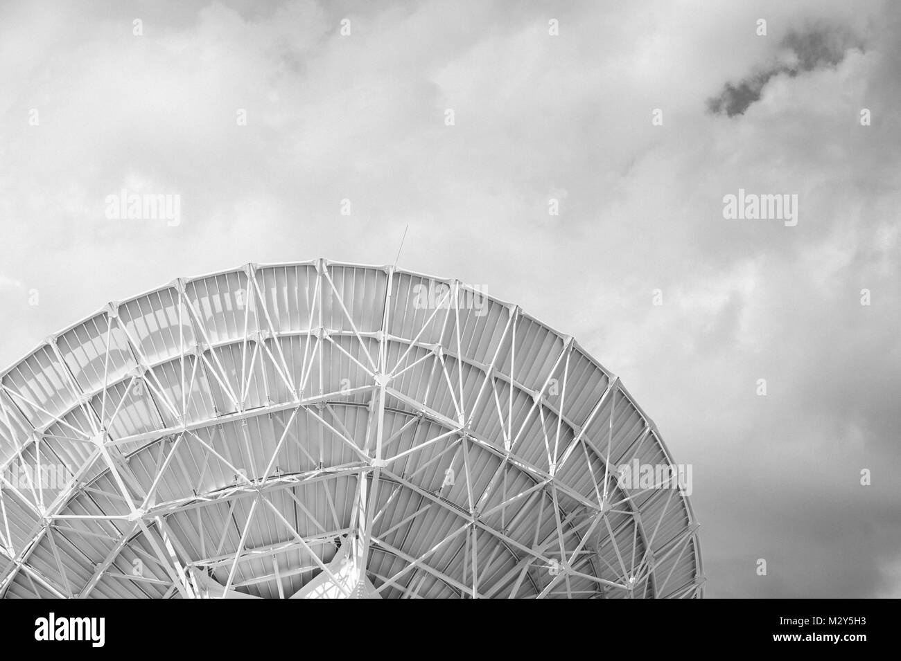 Bianco & Nero fotografia di un grande array (VLA) Radio Telescope situato presso il National Radio Astronomy Observatory Sito in Socorro, Nuovo Messico. Foto Stock