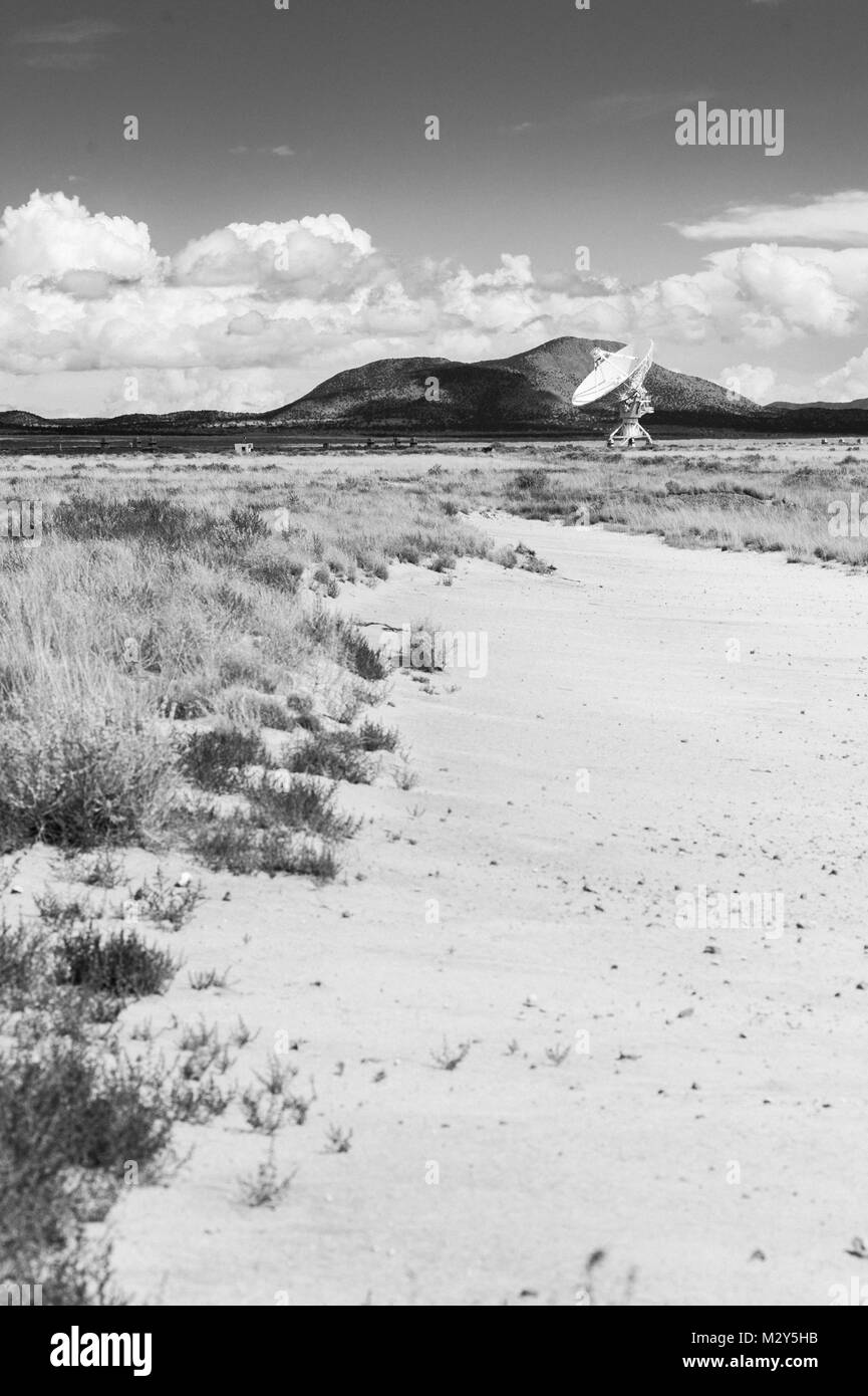 Bianco & Nero fotografia di un grande array (VLA) Radio Telescope situato presso il National Radio Astronomy Observatory Sito in Socorro, Nuovo Messico. Foto Stock