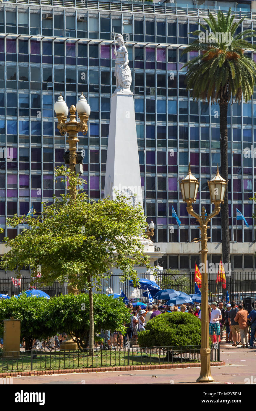 La piramide in Plaza de Mayo Foto Stock