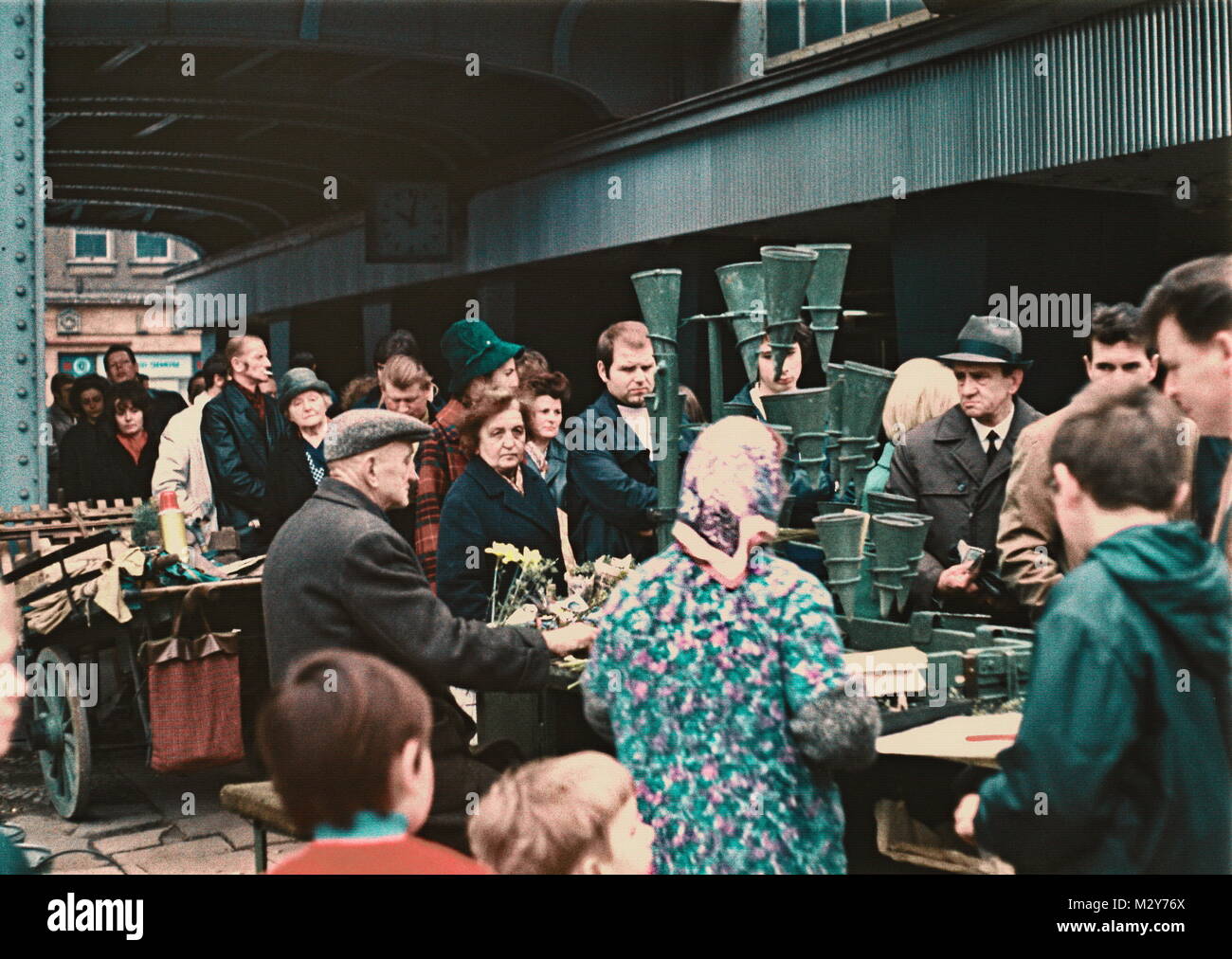 Blumenverkäufer am Alexanderplatz ca 1972 Foto Stock