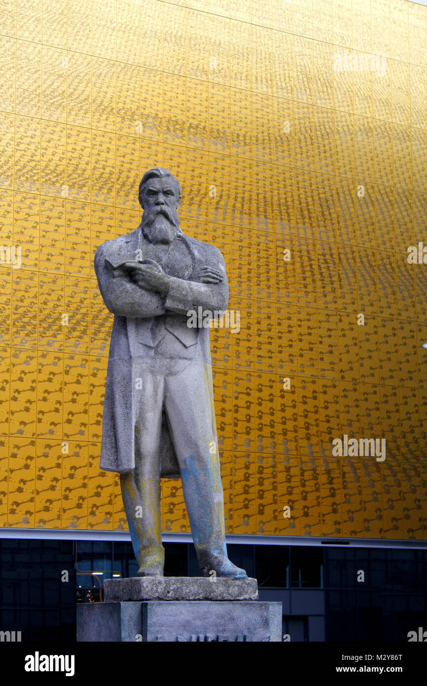 Vista verticale della statua di Friedrich Engels, Manchester Foto Stock