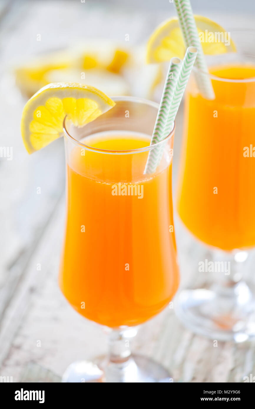 Paio di occhiali di un sano succo di frutta Foto Stock