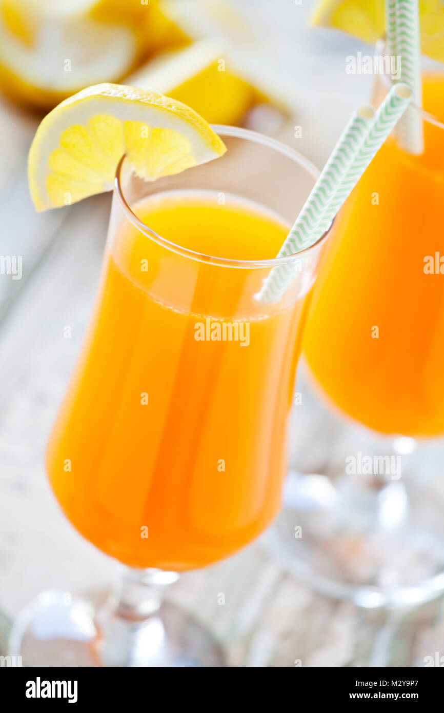 Paio di occhiali di un sano succo di frutta Foto Stock