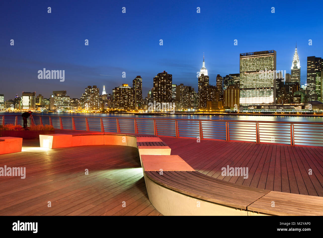 Gantry Plaza State Park e la skyline di Manhattan, New York City, NY, STATI UNITI D'AMERICA Foto Stock