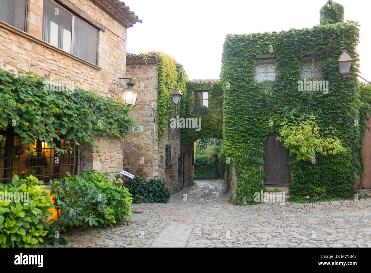 Il pittoresco villaggio di Peratallada nel cuore della Costa Brava. Baix Empordà, Catalogna, Spagna. Foto Stock